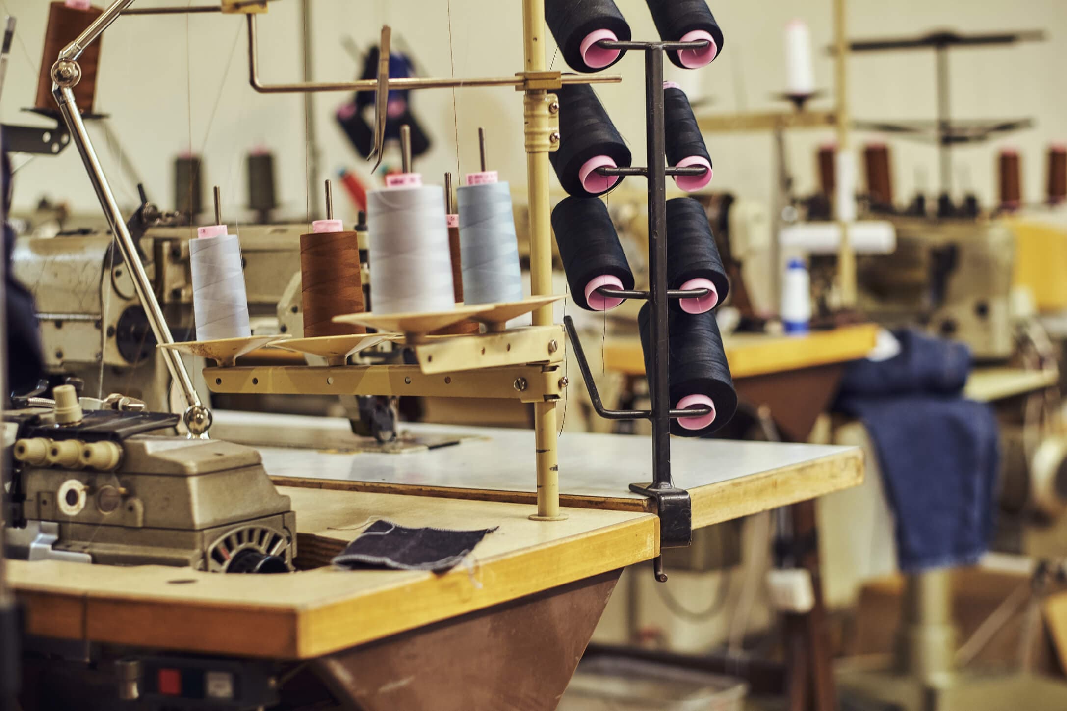 Thread cones mounted on a textile production machine